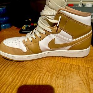 Nike Air Jordan 1 mid tan gum mens size 12.5